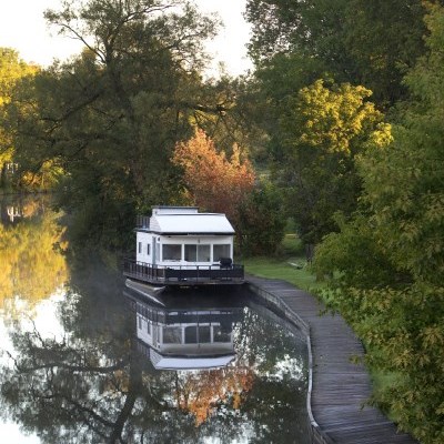 houseboat in Lindsay