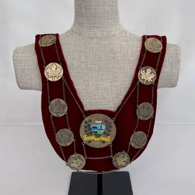 Photo of a historical Chain of Office displayed on a neutral bust.