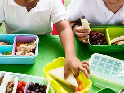 kids eating their healthy packed lunch